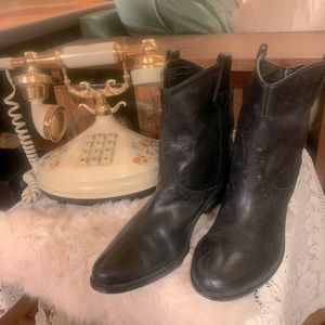 AMAZING VINTAGE FRANCO SARTO BLACK ANKLE BOOTIES!